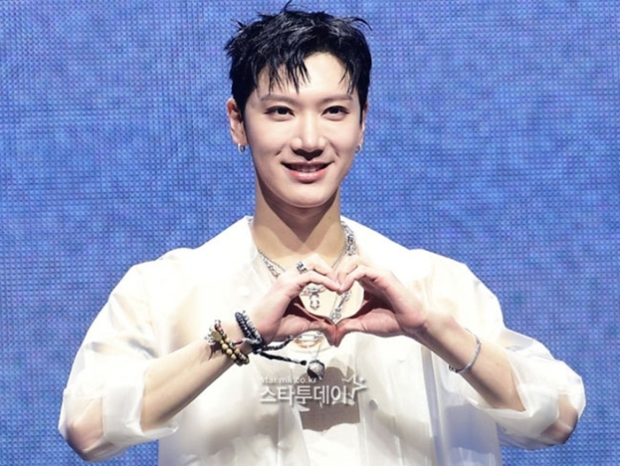 노란 수영복에 섹시한 몸매 어필하는 존예 처자