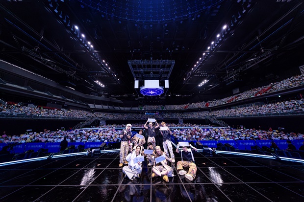 노란 수영복에 섹시한 몸매 어필하는 존예 처자