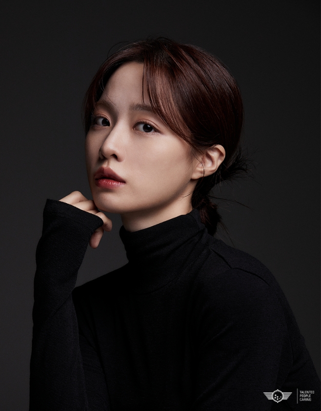 노란 수영복에 섹시한 몸매 어필하는 존예 처자