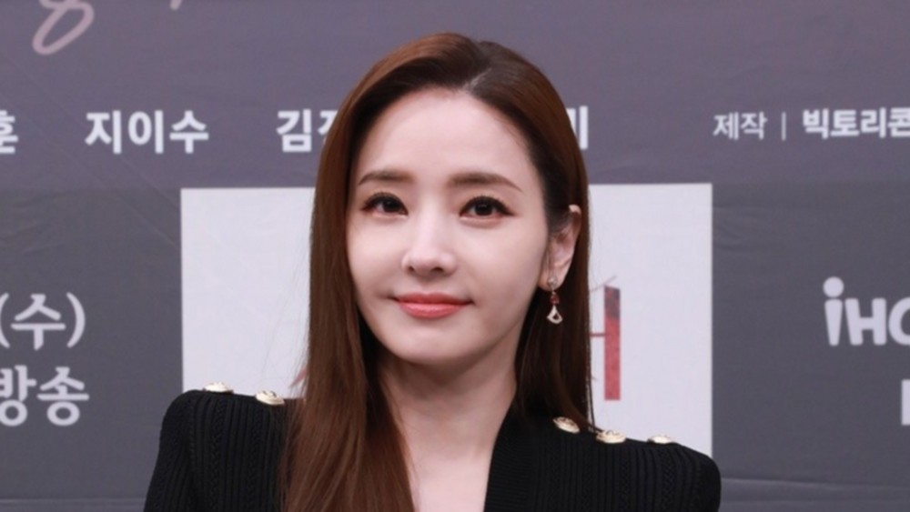 노란 수영복에 섹시한 몸매 어필하는 존예 처자