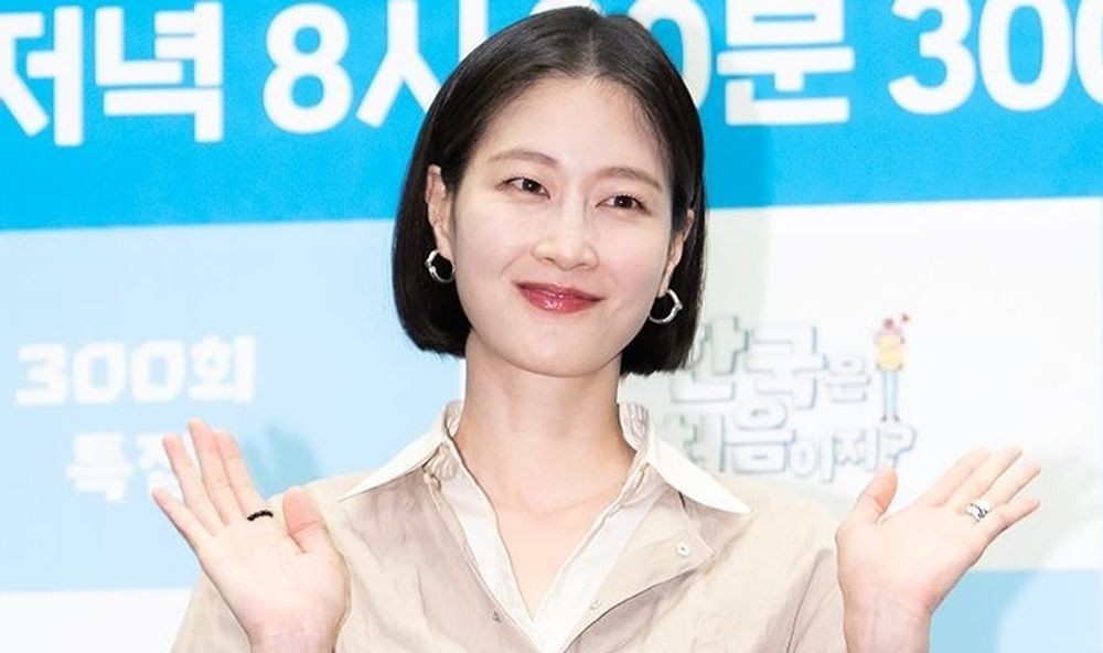 노란 수영복에 섹시한 몸매 어필하는 존예 처자