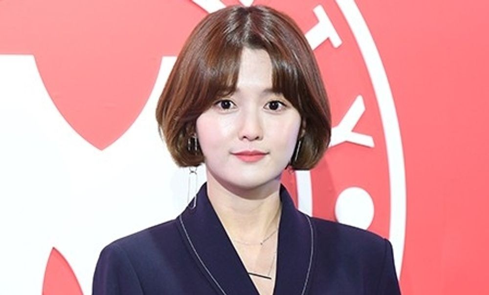 노란 수영복에 섹시한 몸매 어필하는 존예 처자