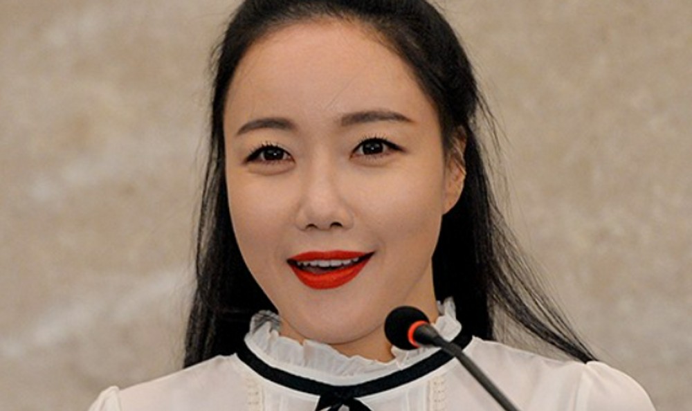 노란 수영복에 섹시한 몸매 어필하는 존예 처자