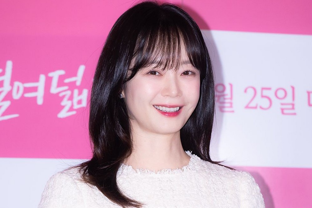 노란 수영복에 섹시한 몸매 어필하는 존예 처자