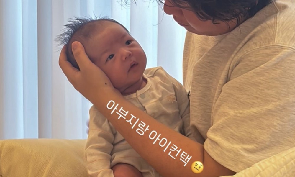 노란 수영복에 섹시한 몸매 어필하는 존예 처자