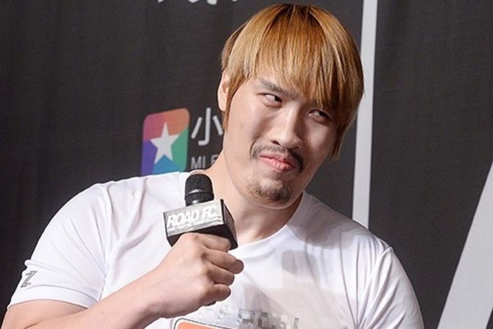 노란 수영복에 섹시한 몸매 어필하는 존예 처자