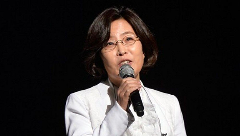 노란 수영복에 섹시한 몸매 어필하는 존예 처자