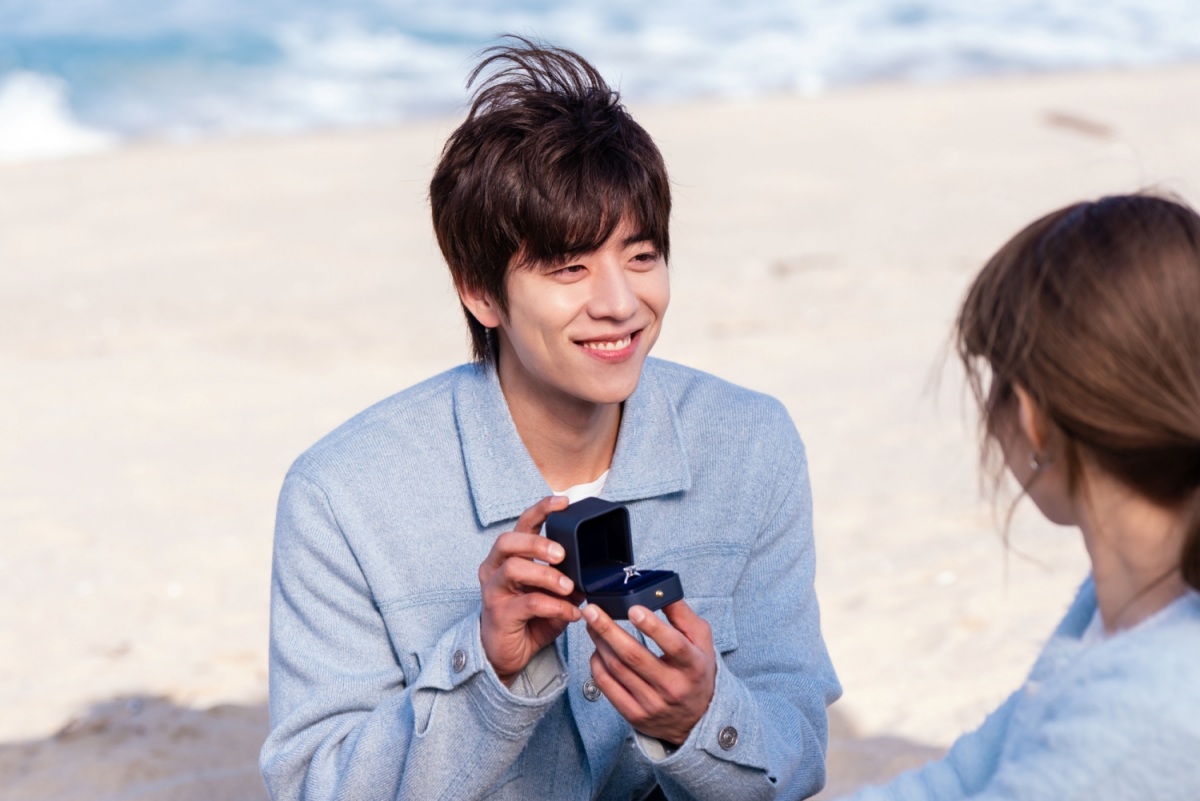 노란 수영복에 섹시한 몸매 어필하는 존예 처자