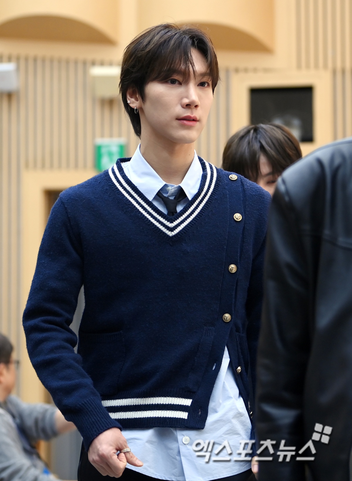 노란 수영복에 섹시한 몸매 어필하는 존예 처자