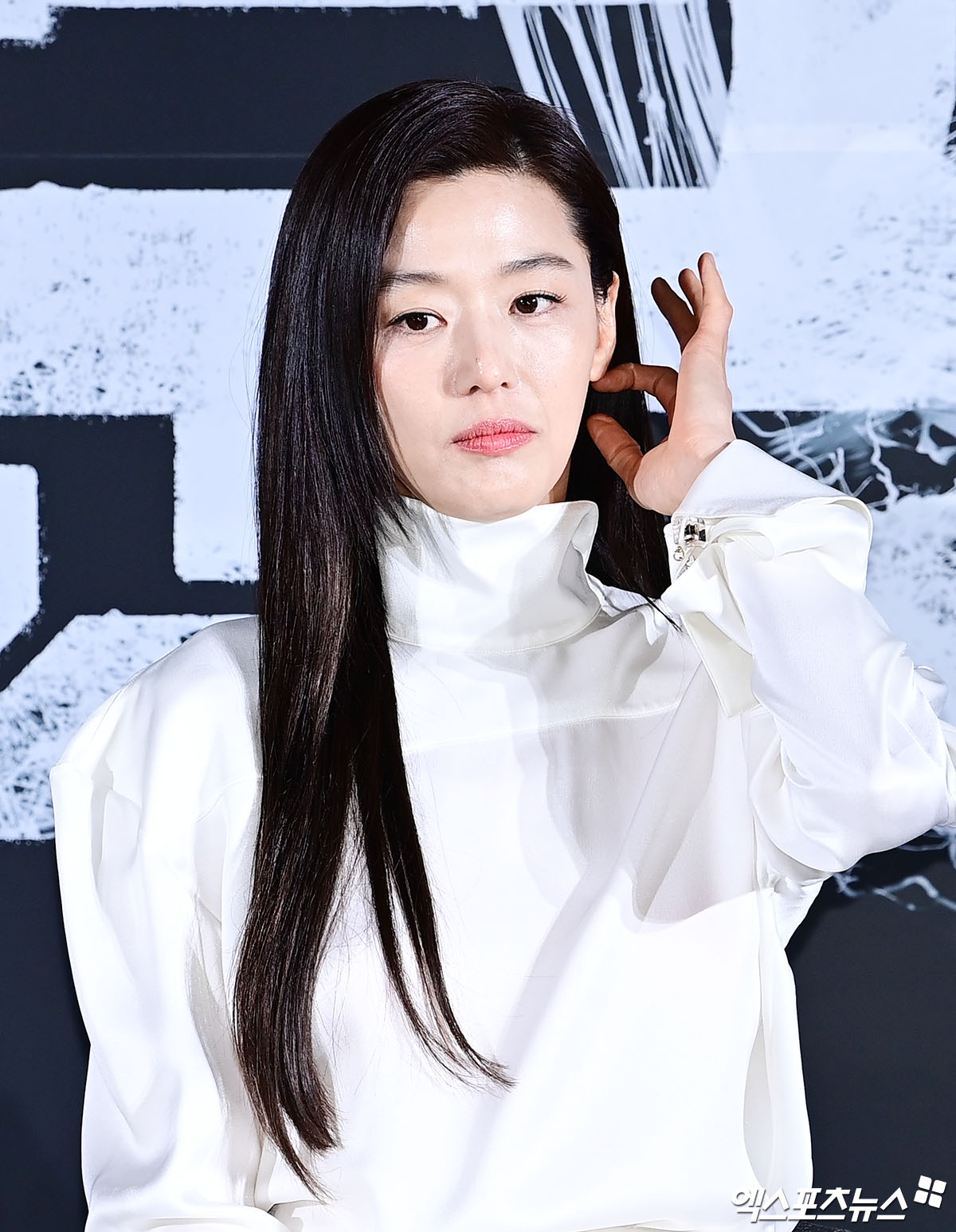 노란 수영복에 섹시한 몸매 어필하는 존예 처자