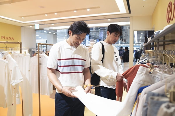 노란 수영복에 섹시한 몸매 어필하는 존예 처자