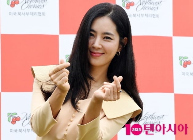 노란 수영복에 섹시한 몸매 어필하는 존예 처자