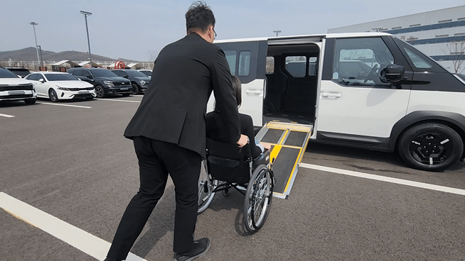 기아 PV5 WAV에 탑승하고 있는 기자의 모습. 김채빈 기자 chaebi@