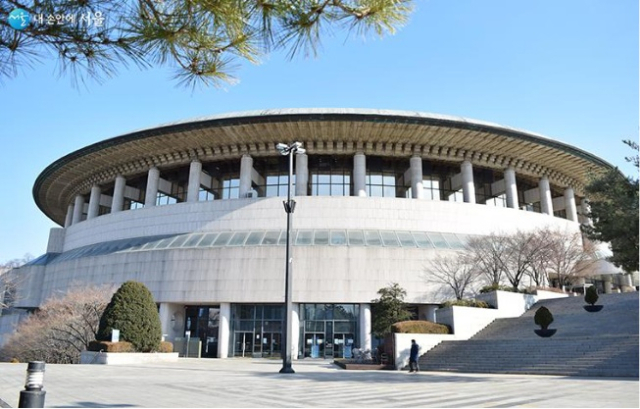 노란 수영복에 섹시한 몸매 어필하는 존예 처자