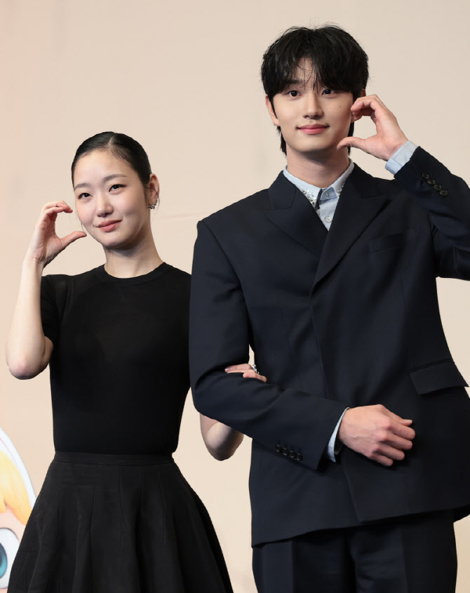 노란 수영복에 섹시한 몸매 어필하는 존예 처자