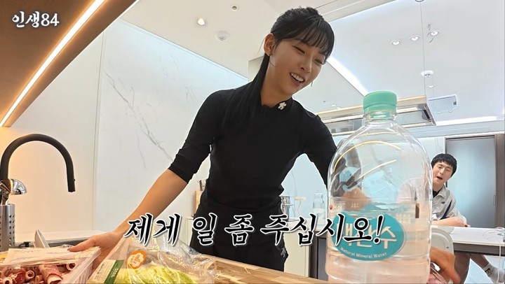 노란 수영복에 섹시한 몸매 어필하는 존예 처자