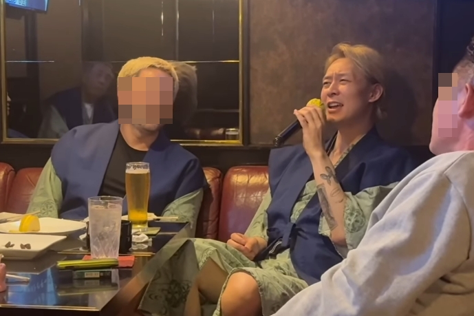 노란 수영복에 섹시한 몸매 어필하는 존예 처자