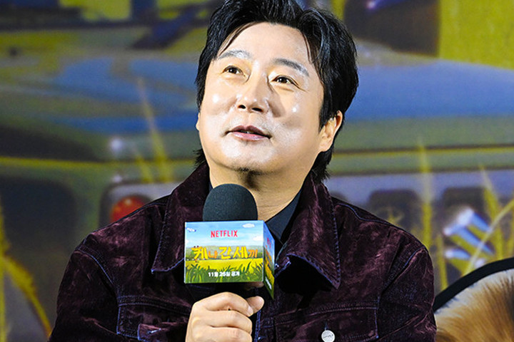 노란 수영복에 섹시한 몸매 어필하는 존예 처자