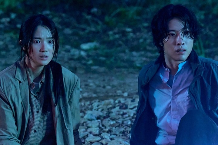 노란 수영복에 섹시한 몸매 어필하는 존예 처자