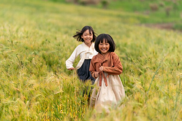노란 수영복에 섹시한 몸매 어필하는 존예 처자