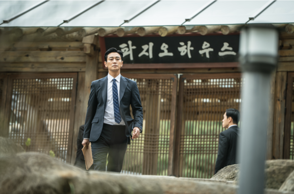 노란 수영복에 섹시한 몸매 어필하는 존예 처자