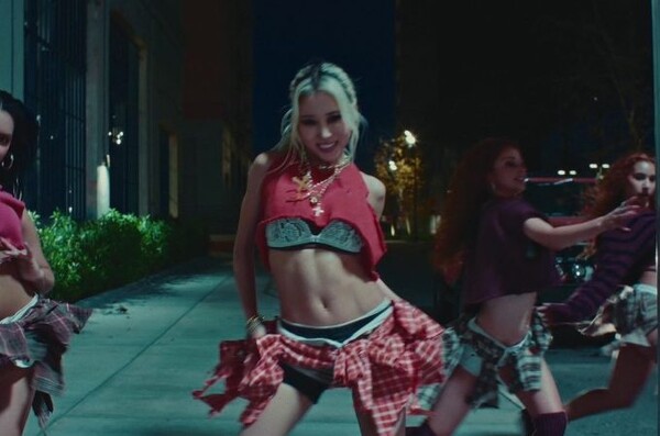 노란 수영복에 섹시한 몸매 어필하는 존예 처자