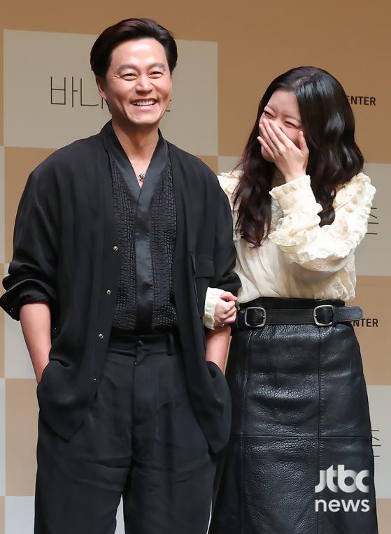 노란 수영복에 섹시한 몸매 어필하는 존예 처자