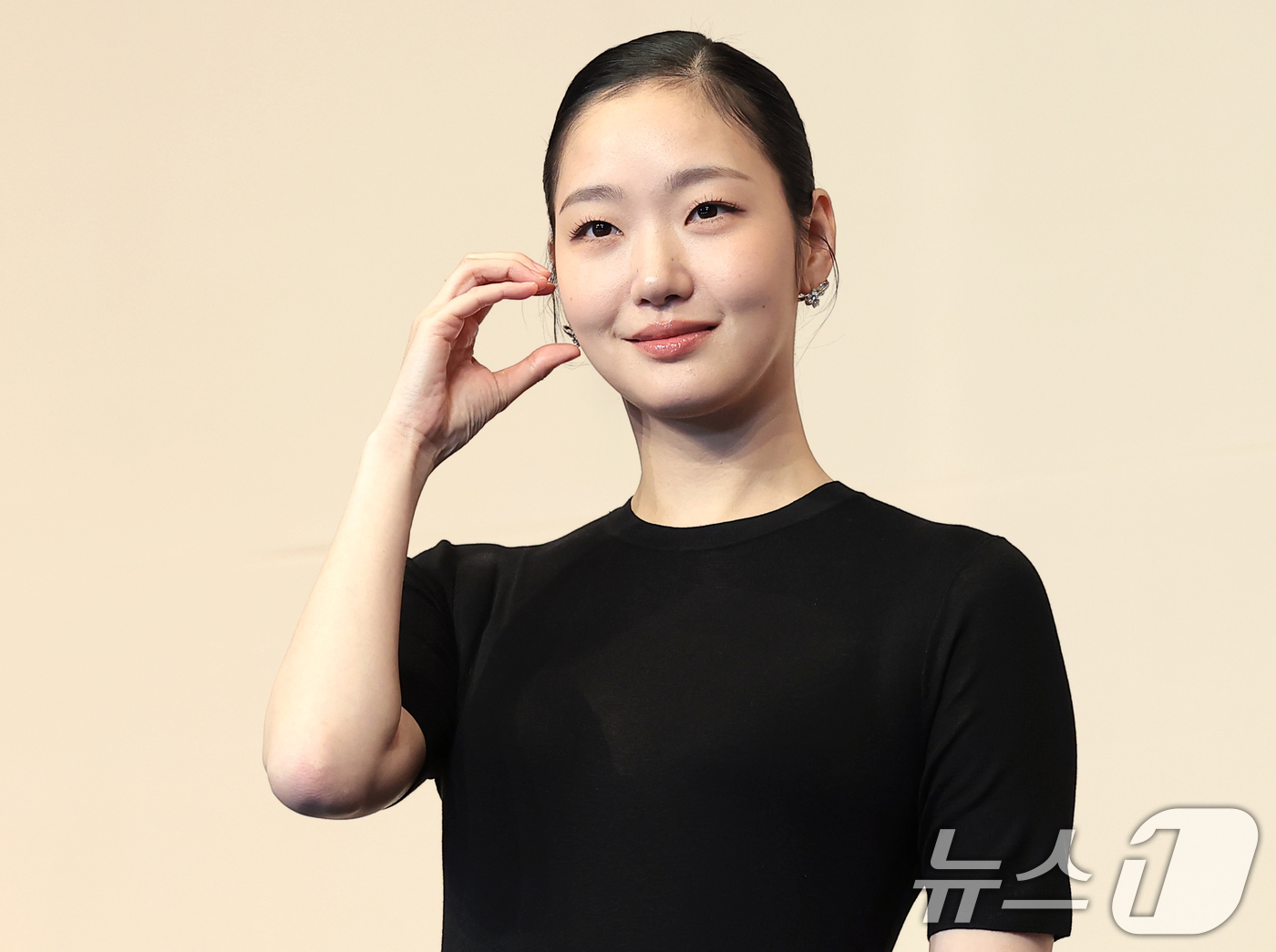 노란 수영복에 섹시한 몸매 어필하는 존예 처자