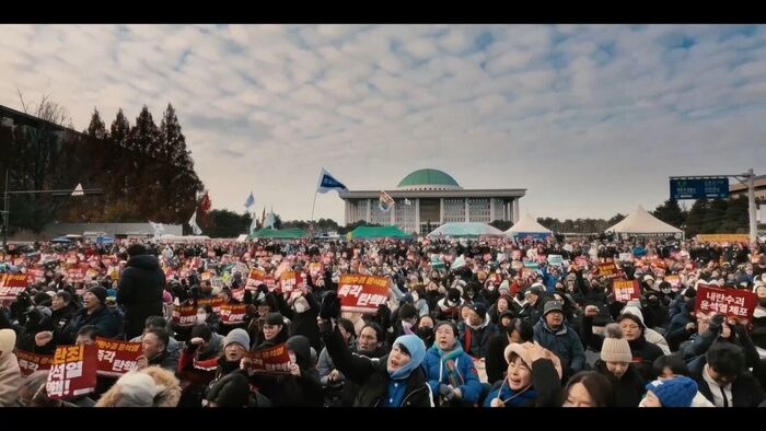 노란 수영복에 섹시한 몸매 어필하는 존예 처자