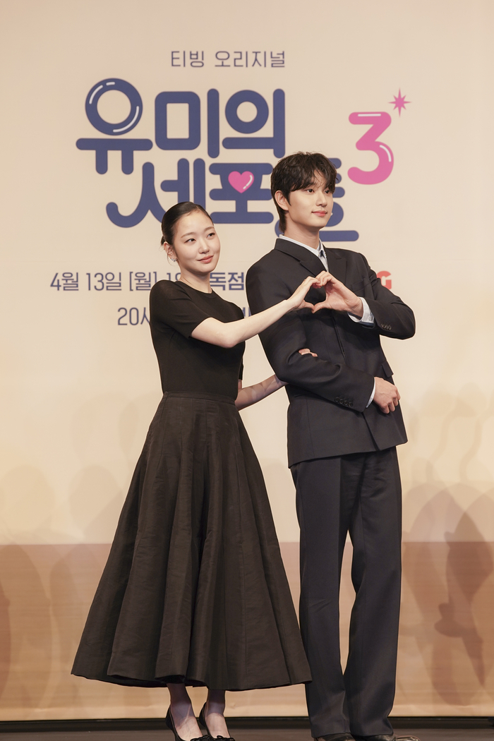 노란 수영복에 섹시한 몸매 어필하는 존예 처자