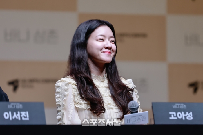 노란 수영복에 섹시한 몸매 어필하는 존예 처자