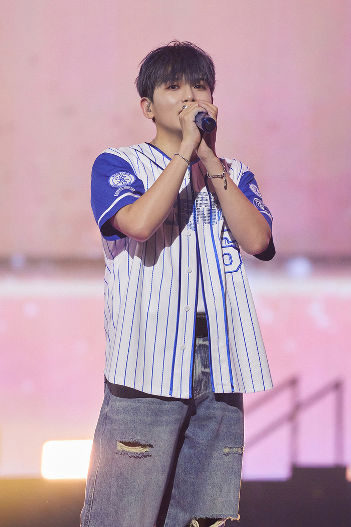 노란 수영복에 섹시한 몸매 어필하는 존예 처자