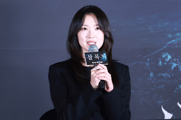 노란 수영복에 섹시한 몸매 어필하는 존예 처자