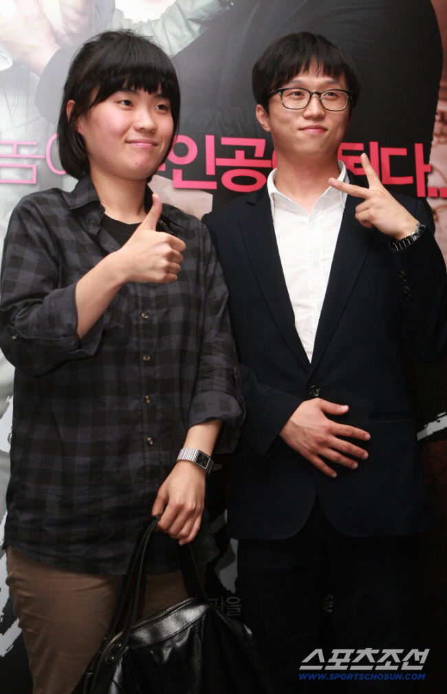 노란 수영복에 섹시한 몸매 어필하는 존예 처자