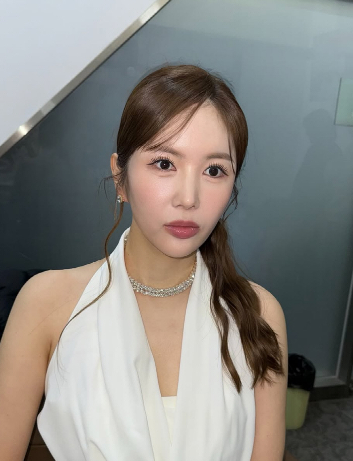 노란 수영복에 섹시한 몸매 어필하는 존예 처자