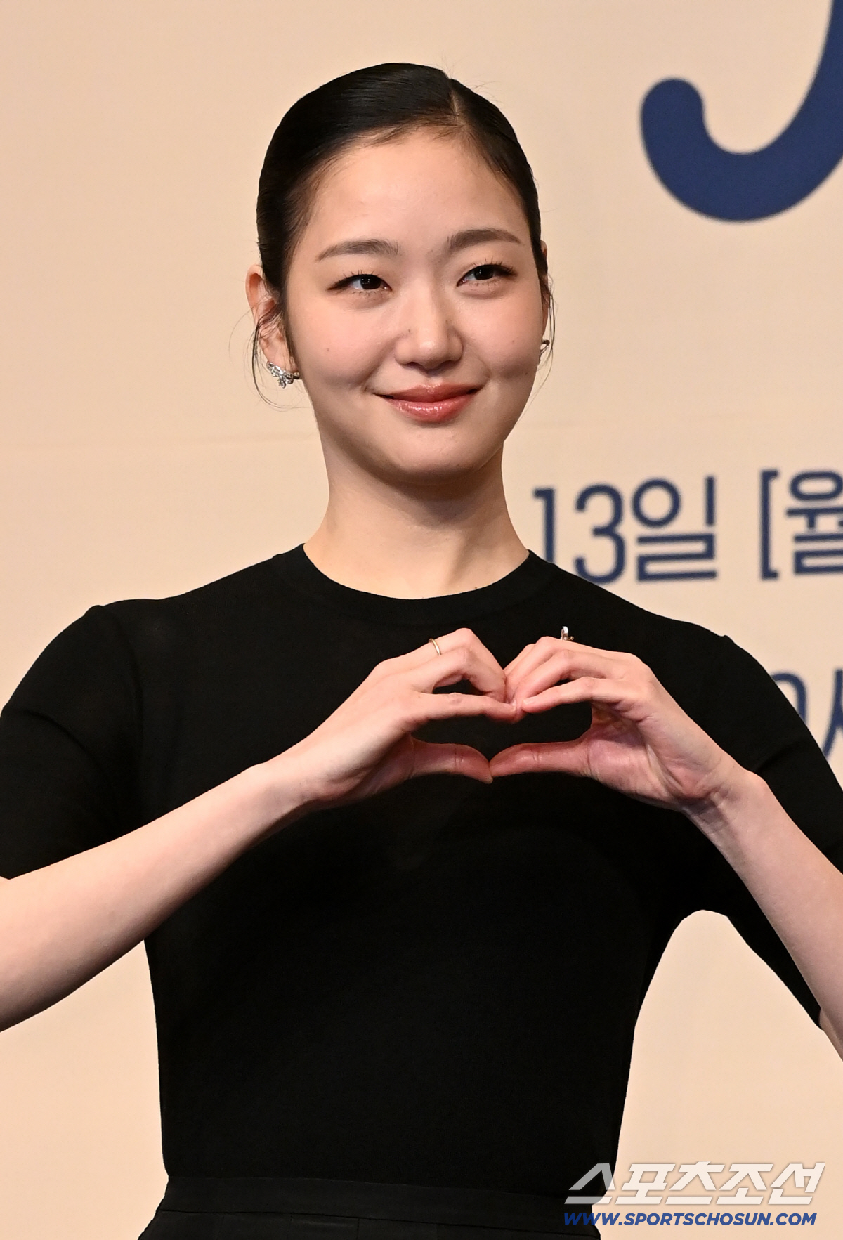 노란 수영복에 섹시한 몸매 어필하는 존예 처자