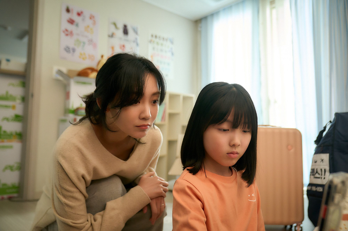 노란 수영복에 섹시한 몸매 어필하는 존예 처자