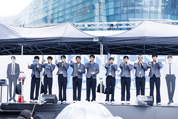 노란 수영복에 섹시한 몸매 어필하는 존예 처자