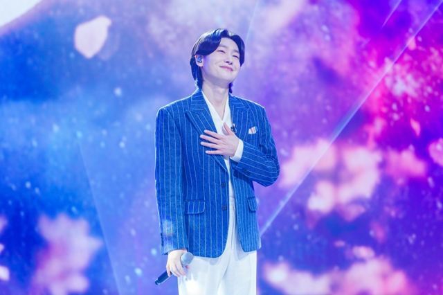 노란 수영복에 섹시한 몸매 어필하는 존예 처자