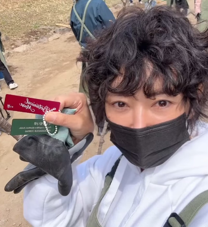 노란 수영복에 섹시한 몸매 어필하는 존예 처자