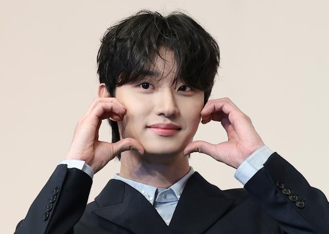 노란 수영복에 섹시한 몸매 어필하는 존예 처자