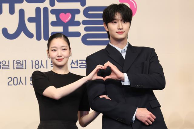 노란 수영복에 섹시한 몸매 어필하는 존예 처자