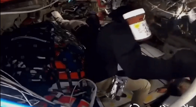 7일 유인 우주 비행 역사상 지구로부터 가장 먼 지점에 도달한 '아르테미스 2호'의 달 탐사선 '오리온' 안에서 우주비행사들 사이로 초콜릿 스프레드 '누텔라' 병이 무중력 상태로 둥둥 떠다니고 있다. 엑스(X) 캡처