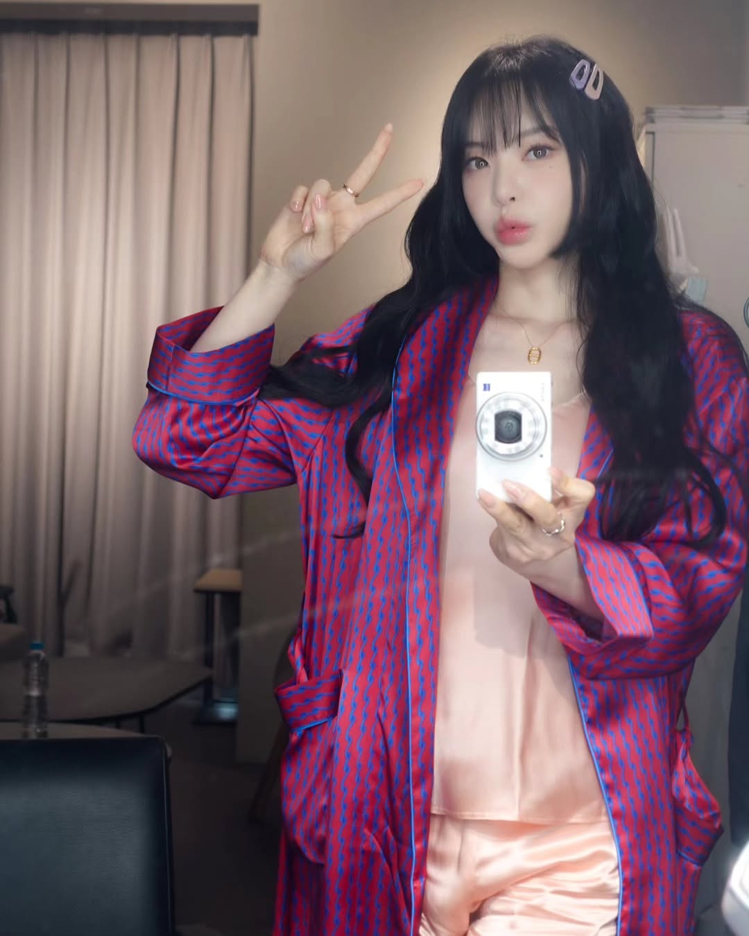 노란 수영복에 섹시한 몸매 어필하는 존예 처자