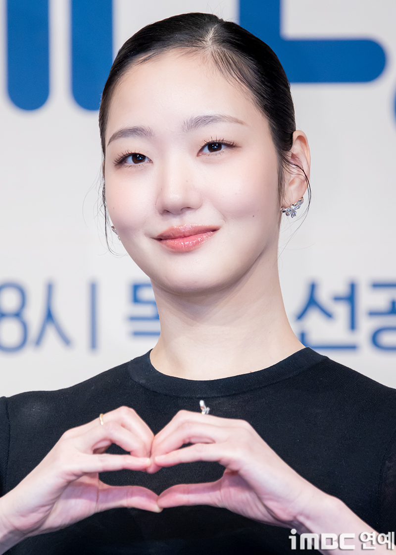 노란 수영복에 섹시한 몸매 어필하는 존예 처자