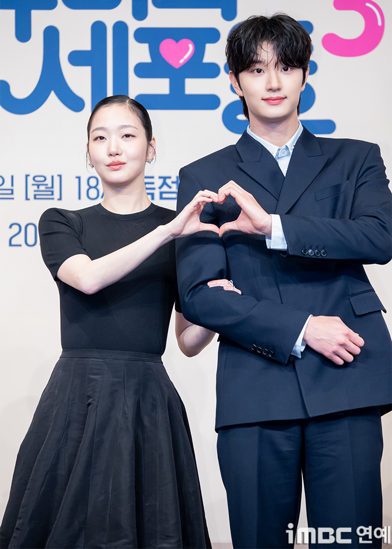 노란 수영복에 섹시한 몸매 어필하는 존예 처자