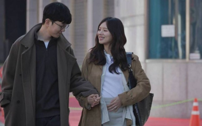 노란 수영복에 섹시한 몸매 어필하는 존예 처자