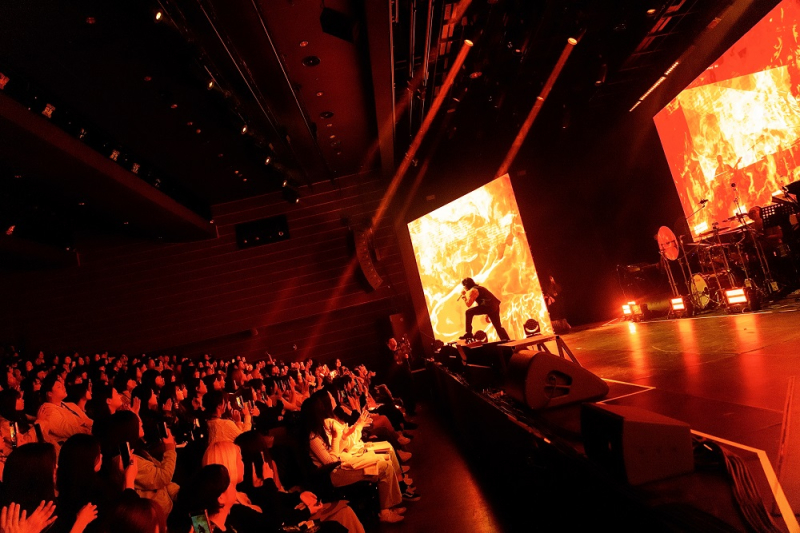 노란 수영복에 섹시한 몸매 어필하는 존예 처자