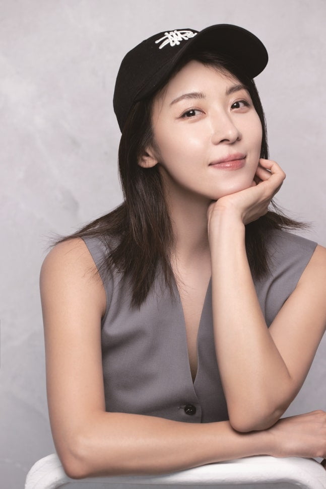 노란 수영복에 섹시한 몸매 어필하는 존예 처자