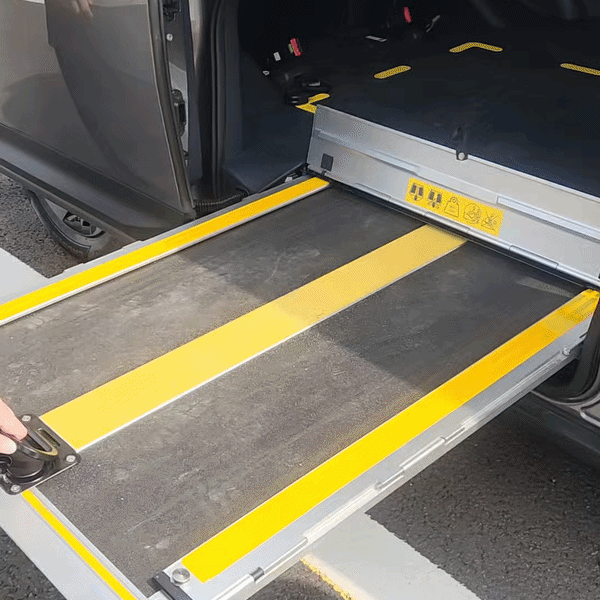 슬로프를 수동으로 꺼내는 모습. 영상=최수진 한경닷컴 기자.